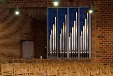 orgel, bygget af orgelfirmaet Bruno Christensen og Sønner. Instrumentet har 12 stemmer.