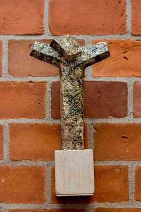 på væggen placeret en Kristus-figur